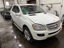 Load image into Gallery viewer, TRANSFER CASE ACTUATOR MOTOR Gl320 Gl350 Gl450 Gl550 GL63 AMG 07-16 - 1111137
