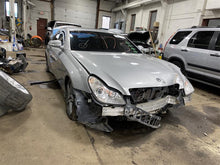 Load image into Gallery viewer, FRONT SPINDLE Mercedes EL550 E350 E320 E500 2003 03 04 05 06 - 11 Right - 1125401
