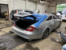 Load image into Gallery viewer, FRONT SPINDLE Mercedes EL550 E350 E320 E500 2003 03 04 05 06 - 11 Right - 1125401

