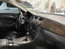 Load image into Gallery viewer, FRONT SPINDLE Mercedes EL550 E350 E320 E500 2003 03 04 05 06 - 11 Right - 1125401

