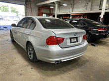Load image into Gallery viewer, 2009 BMW 328i Floor Shifter - 1130083
