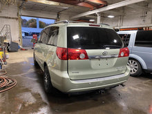 Load image into Gallery viewer, SPEEDOMETER CLUSTER Toyota Sienna 2006 06 - 1150389
