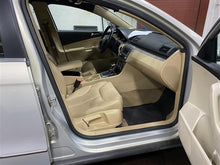 Load image into Gallery viewer, Center Pillar Cut Passat 06 07 08 09 10 Right - 1165692
