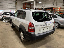 Load image into Gallery viewer, FRONT FENDER Tucson 2005 05 2006 06 2007 07 2008 08 2009 09 Left - 1171241
