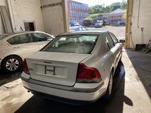 Load image into Gallery viewer, GRILLE Volvo S60 2001 01 2002 02 2003 03 2004 04 - 1308540
