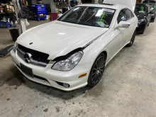 Load image into Gallery viewer, FRONT SPINDLE Mercedes EL550 E350 E320 E500 2003 03 04 05 06 - 11 Right - 1326730
