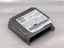 Load image into Gallery viewer, AIR BAG COMPUTER Kia Sedona 2002 02 2003 03 2004 04 05 - NW33359
