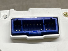 Load image into Gallery viewer, SPEEDOMETER CLUSTER Kia Sedona 2004 04 2005 05 - NW160722
