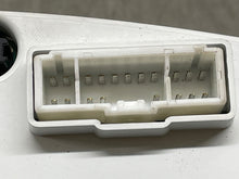 Load image into Gallery viewer, SPEEDOMETER CLUSTER Kia Sedona 2004 04 2005 05 - NW160722
