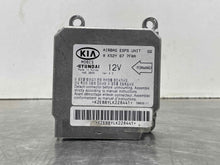 Load image into Gallery viewer, AIR BAG COMPUTER Kia Sedona 2002 02 2003 03 2004 04 05 - NW33350
