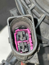 Load image into Gallery viewer, RADAITOR FAN ASSEMBLY Audi A6 S4 S6 00 01 02 03 04 - NW63649
