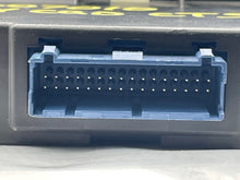 Load image into Gallery viewer, TEMPERATURE CONTROLS Cadillac CTS 03 04 05 06 - NW98872
