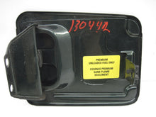 Load image into Gallery viewer, Fuel Filler Door Discovery 2001 01 - 668551

