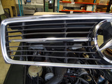 Load image into Gallery viewer, GRILLE Mercedes 380SL 380SLC 560SL 72 73 74 75 76 - 89 - NW98585
