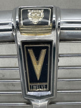 Load image into Gallery viewer, Grille Jaguar XJ12 1976 - NW98490
