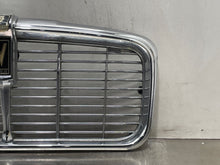 Load image into Gallery viewer, Grille Jaguar XJ12 1976 - NW98490
