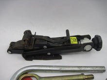 Load image into Gallery viewer, JACK AND TOOLS Volkswagen Beetle 2001 01 - 838621
