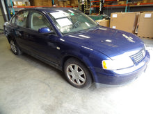 Load image into Gallery viewer, GRILLE Volkswagen Passat 1998 98 1999 99 2000 00 2001 01 Right - NW98755
