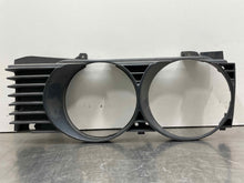 Load image into Gallery viewer, Grille  BMW 740I 1993 - NW98256
