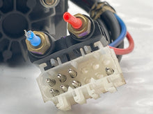 Load image into Gallery viewer, SUSPENSION AIR COMPRESSOR PUMP BMW X5 00 01 02 03 04 05 06 - NW8342
