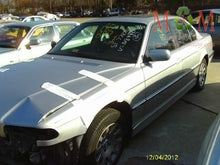 Load image into Gallery viewer, CD CHANGER BMW 740i 750i 1999 99 00 01 - MM647435
