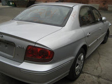 Load image into Gallery viewer, SPEEDOMETER CLUSTER Hyundai Sonata 2002 02 Manaul - 31189
