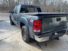 Load image into Gallery viewer, [INVENTORYCAR_YEAR_MAKE_MODEL] RADIATOR - DG120701
