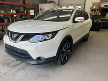 Load image into Gallery viewer, RADIATOR FAN ASSEMBLY Nissan Rogue Sport 17 18 19 20 - DG131374

