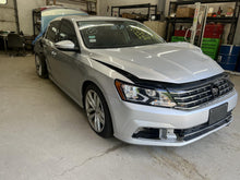 Load image into Gallery viewer, AC A/C AIR CONDITIONING COMPRESSOR Atlas Beetle Passat 18-20 - DG132449
