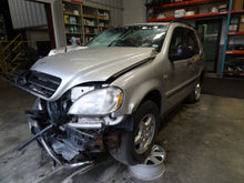 Load image into Gallery viewer, RADIO Mercedes ML320 ML420 1998 98 1999 99 AM FM - NW138952
