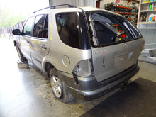 Load image into Gallery viewer, RADIO Mercedes ML320 ML420 1998 98 1999 99 AM FM - NW138952

