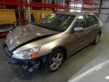 Load image into Gallery viewer, RADIO Honda Accord 2004 04 05 06 07 AM FM 6 CD - NW137507
