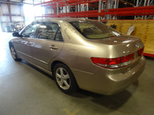 Load image into Gallery viewer, RADIO Honda Accord 2004 04 05 06 07 AM FM 6 CD - NW137507
