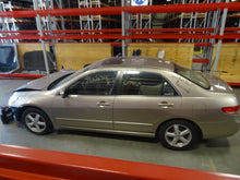 Load image into Gallery viewer, RADIO Honda Accord 2004 04 05 06 07 AM FM 6 CD - NW137507
