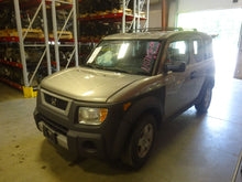 Load image into Gallery viewer, RADIO Honda Element 2004 04  AM FM CD - NW232020
