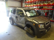 Load image into Gallery viewer, RADIO Honda Element 2004 04  AM FM CD - NW232020
