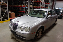 Load image into Gallery viewer, Body Control Computer Jaguar S Type 2005 05 2006 06 2007 07 2008 08 - NW32799
