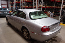 Load image into Gallery viewer, Body Control Computer Jaguar S Type 2005 05 2006 06 2007 07 2008 08 - NW32799
