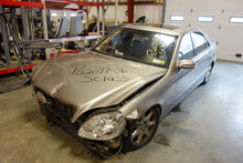 Load image into Gallery viewer, REMOTE CD CHANGER C230 C240 C280 C32 C320 C350 C55 CL500 CL55 03-07 - NW139066
