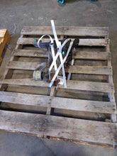 Load image into Gallery viewer, Fuse Box Pontiac Solstice 2006 - NW486451
