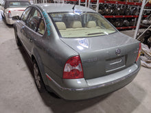 Load image into Gallery viewer, CV AXLE SHAFT Audi A4 Passat 96 97 98 99 - 04 05 Right - NW225751
