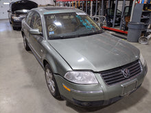 Load image into Gallery viewer, CV AXLE SHAFT Audi A4 Passat 96 97 98 99 - 04 05 Right - NW225751
