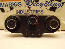 Load image into Gallery viewer, Temperature Controls Saturn Vue 2006 - MRK170610
