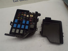 Load image into Gallery viewer, FUSE BOX Hyundai Santa Fe 01 02 03 04 05 06 - MRK187851
