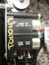 Load image into Gallery viewer, SUSPENSION AIR COMPRESSOR PUMP BMW X5 00 01 02 03 04 05 06 - CTL234791
