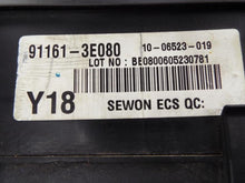 Load image into Gallery viewer, Fuse Box Kia Sorento 2007 - MRK333474
