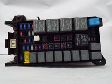 Load image into Gallery viewer, FUSE BOX Kia Sorento 2003 03 2004 04 2005 05 2006 06 - MRK370473
