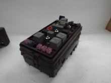 Load image into Gallery viewer, Fuse Box Chevrolet Colorado 2004 - MRK443759
