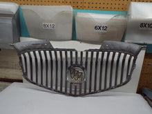Load image into Gallery viewer, Grille Buick Lucerne 2011 - MRK444657
