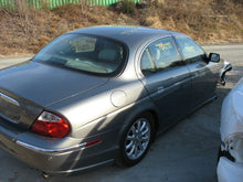 Load image into Gallery viewer, CD AUTO CHANGER Jaguar S Type 2000 00 2001 01 2002 02 03 - MM510112

